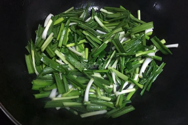 蒜叶炒鸡蛋干的做法图解4