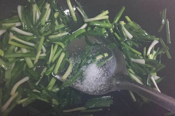 蒜叶炒鸡蛋干的做法图解5