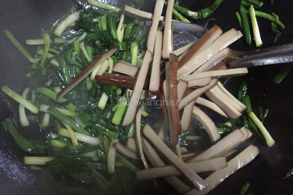 蒜叶炒鸡蛋干的做法图解7