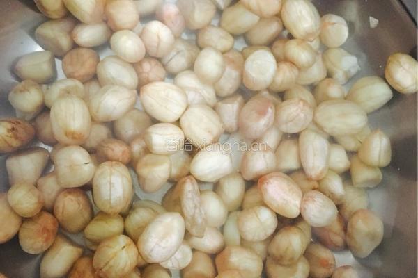 芹菜拌花生米的做法图解1