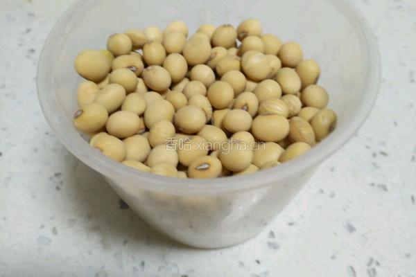 豆浆和炸馒头片的做法图解1