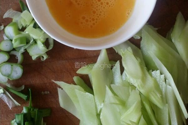 鸡蛋笋片的做法图解2