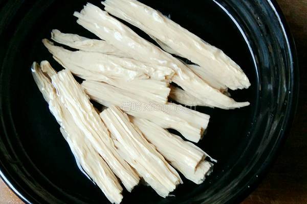 红油芹菜腐竹的做法图解2