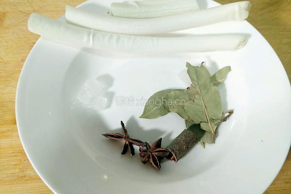 一锅两菜 八叔香辣烤猪蹄 和水晶皮炖的做法图解2