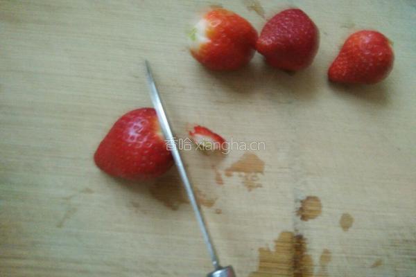 草莓圣诞老人的做法图解1