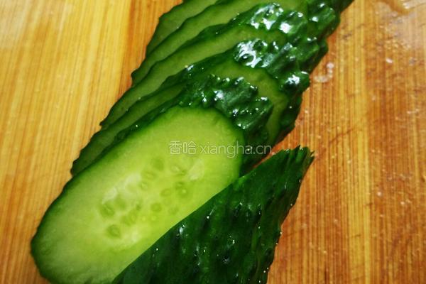 鸡蛋炒黄瓜的做法图解1