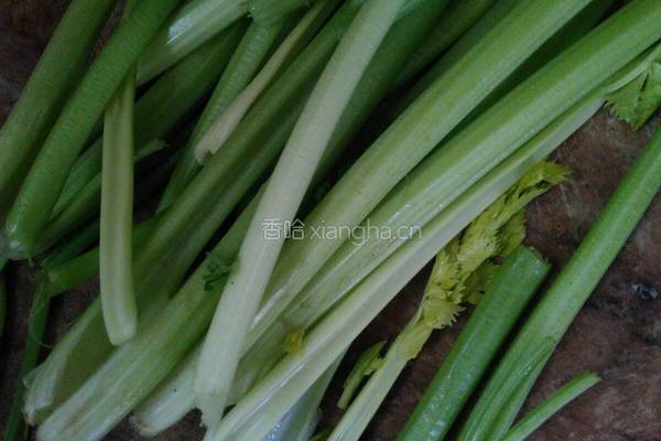 芹菜炒豆干的做法图解1