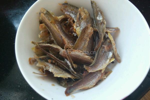 小黄鱼干煎青椒的做法图解1