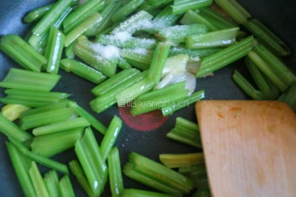 鸡蛋炒芹菜的做法图解10