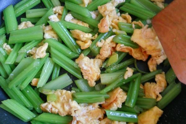 鸡蛋炒芹菜的做法图解11