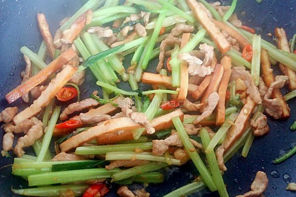 芹菜香干炒肉丝的做法图解13