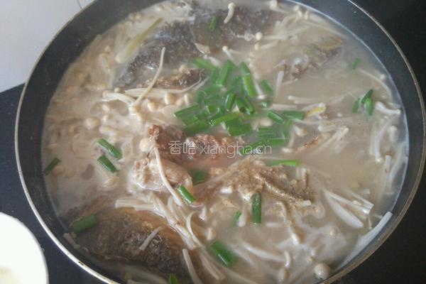 金针菇鱼头汤的做法图解12