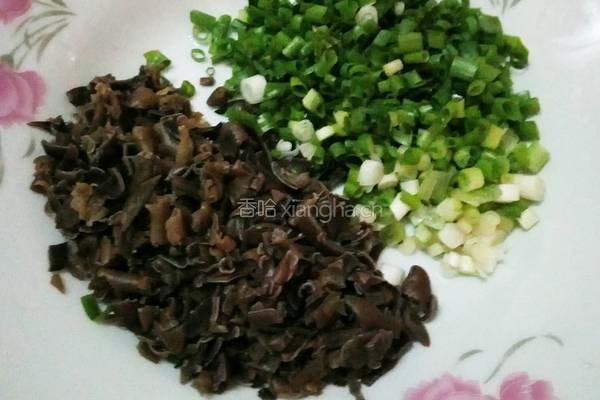 木耳葱花饼的做法图解2