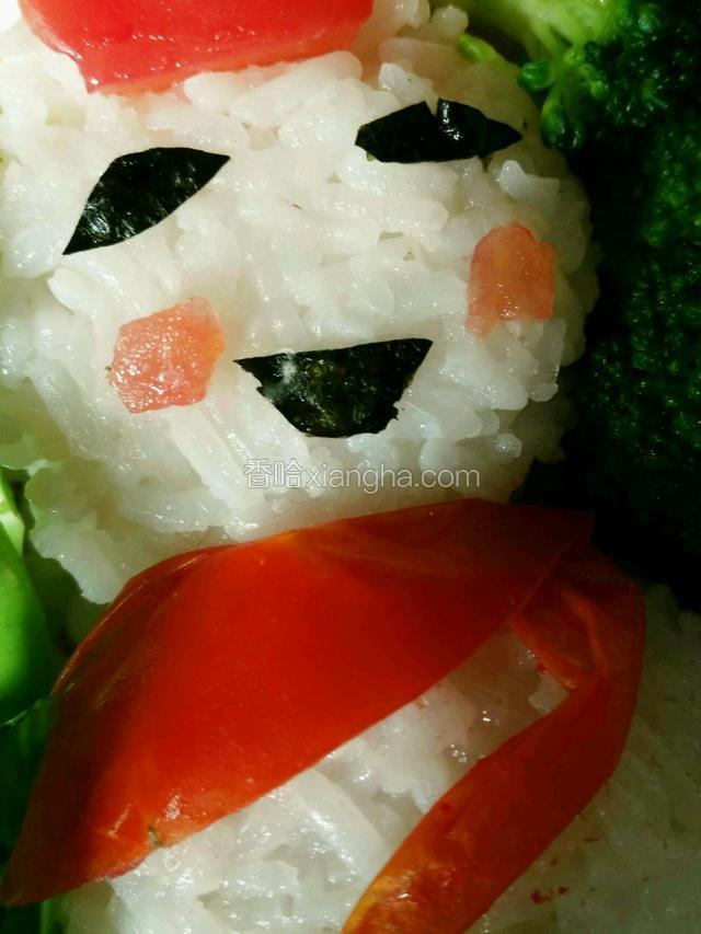 揉一个稍大一点的做雪人的身体。
将紫菜贴上做眉毛和嘴巴，头部用西红柿做红色的帽子。西红柿做腮红。