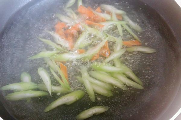 爽口芹菜拌腐竹的做法图解3
