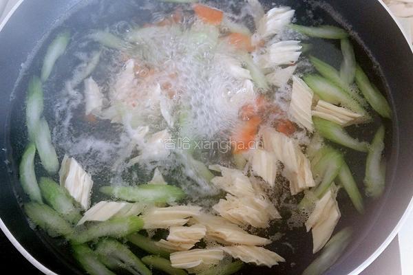 爽口芹菜拌腐竹的做法图解4