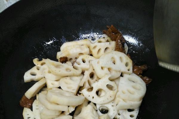 藕片炒肉配尖椒的做法图解5