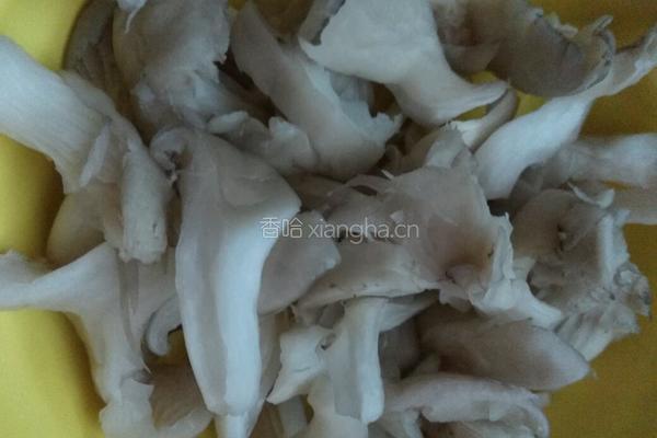 西红柿菌菇豆苗汤的做法图解2