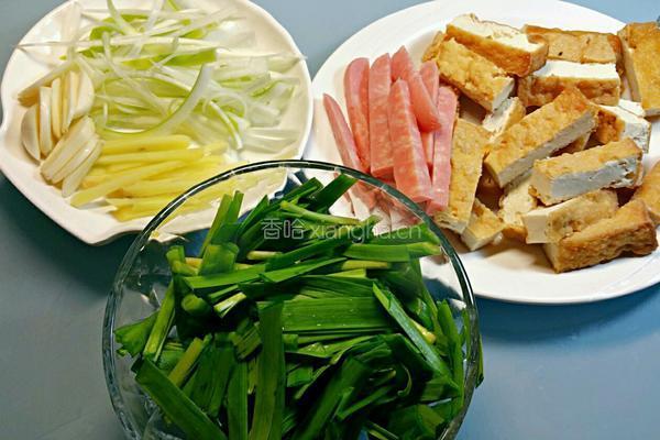 韭菜火腿炒香干的做法图解2