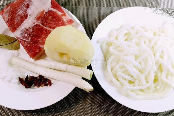 大食堂盒饭 红烧肉米饭一份的做法图解1