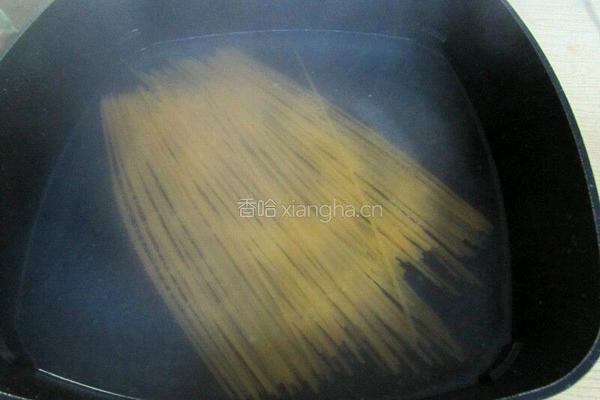 番茄培根意大利面的做法图解3