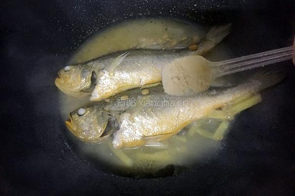 豆酱焖黄花鱼的做法图解6