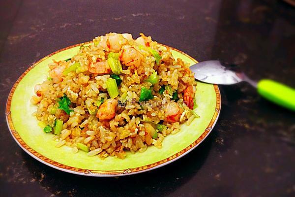 芹菜虾仁黄金炒饭的做法图解13