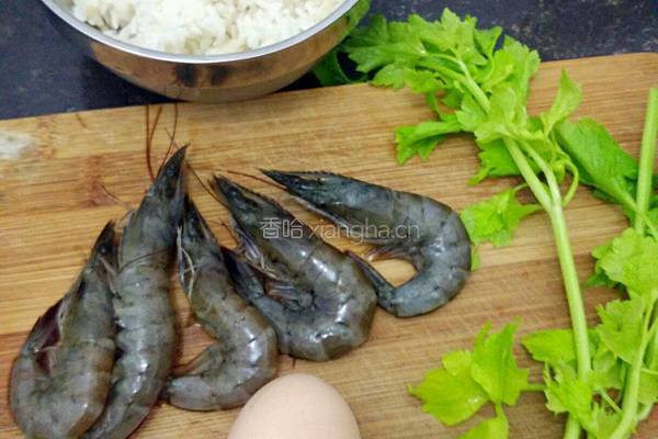 芹菜虾仁黄金炒饭的做法图解1