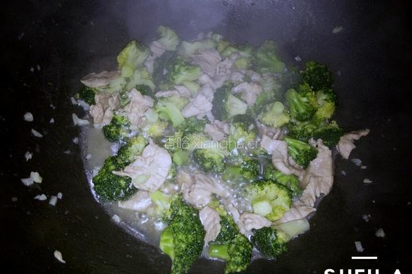 西兰花炒肉的做法图解5