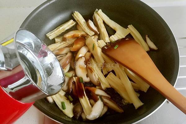 腐竹烧香菇的做法图解7