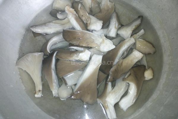 酥炸蘑菇鱼的做法图解1
