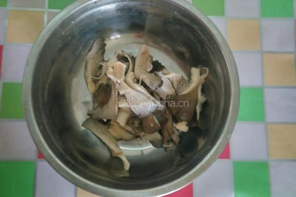 酥炸蘑菇鱼的做法图解3