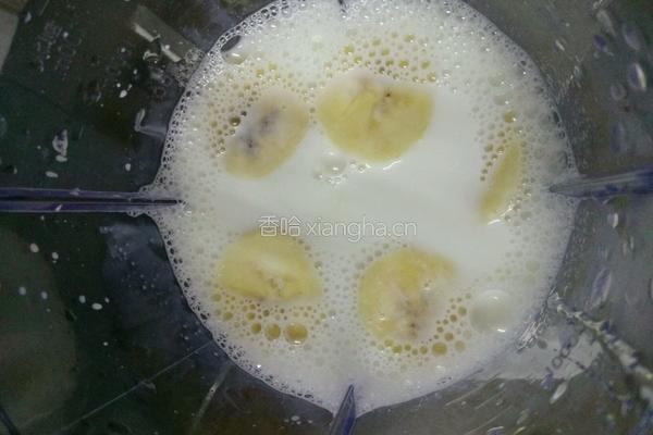 蜂蜜香蕉牛奶的做法图解4