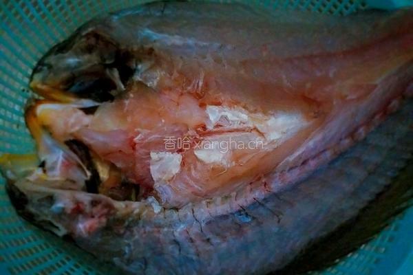 冬菜蒸黄鱼的做法图解1