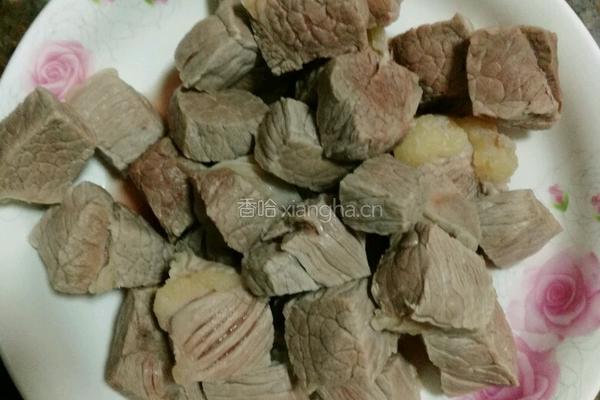 红萝卜啤酒闷牛肉的做法图解3