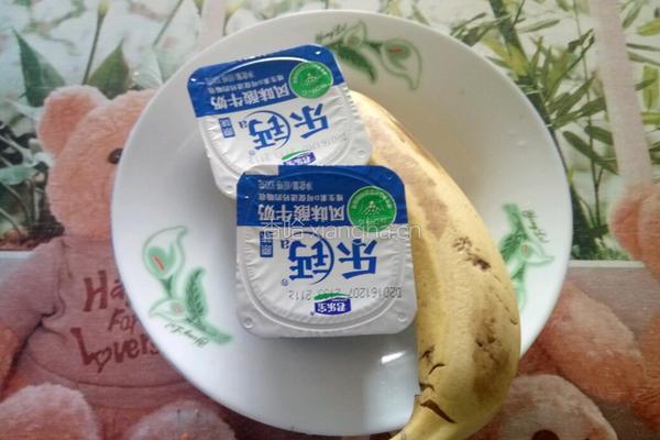 香蕉牛奶的做法图解1