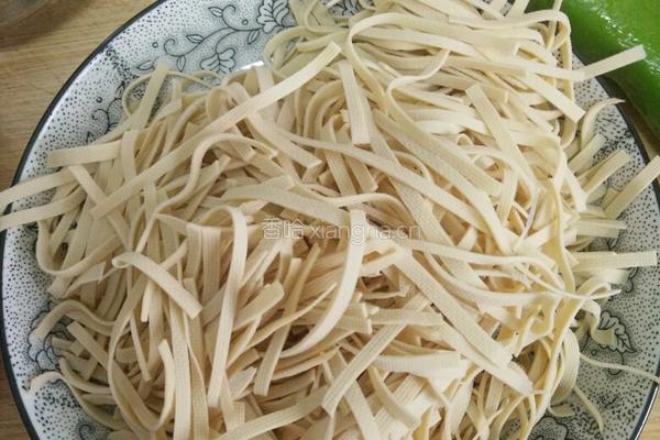 五香焗豆腐皮的做法图解2