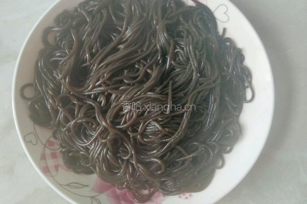 凉拌蕨根粉的做法图解3