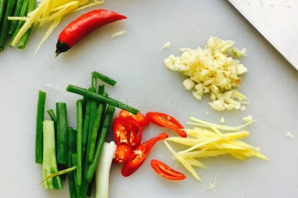 香菇鸡肉炒虎椒的做法图解3