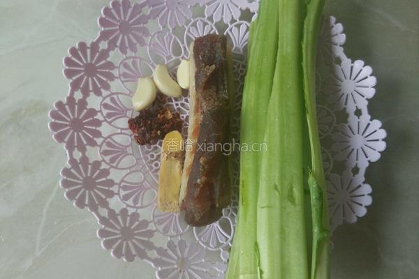 芥菜叶茎炒咸肉的做法图解1