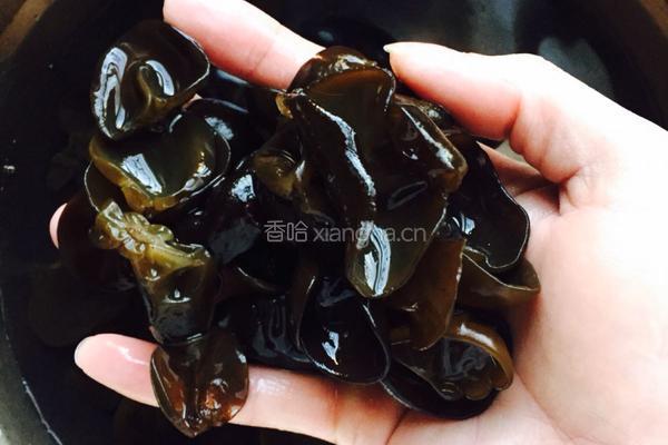 瘦肉木耳炒腐竹的做法图解2
