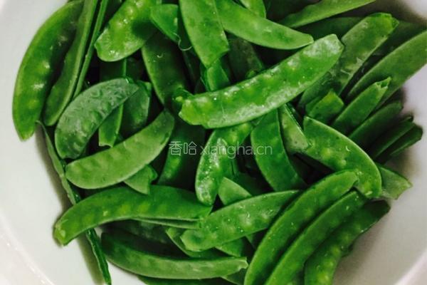 荷兰豆炒虾仁的做法图解1