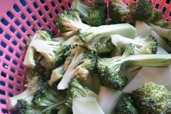 素炒西兰花的做法图解1