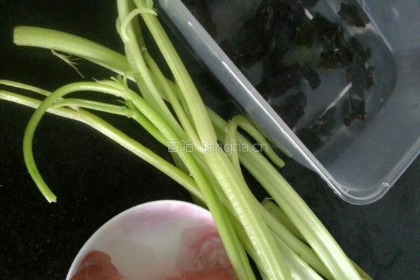 芹菜木耳炒肉的做法图解1