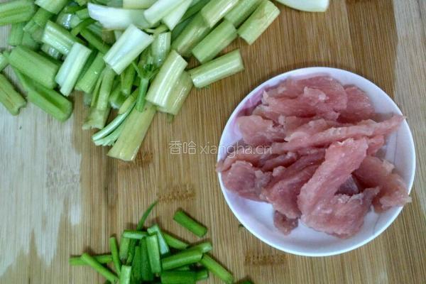 芹菜木耳炒肉的做法图解4