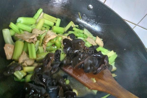 芹菜木耳炒肉的做法图解9