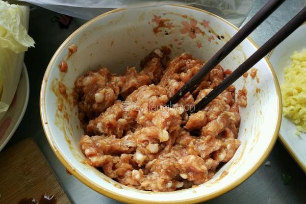 白菜猪肉饺子的做法图解2