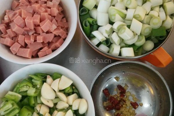 葱爆火腿捞面的做法图解1