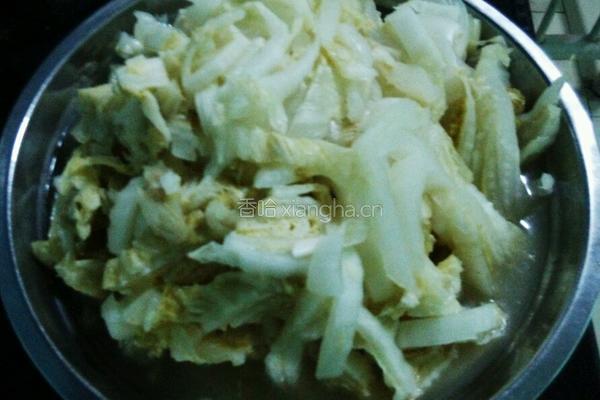 酸菜炖白肉的做法图解2