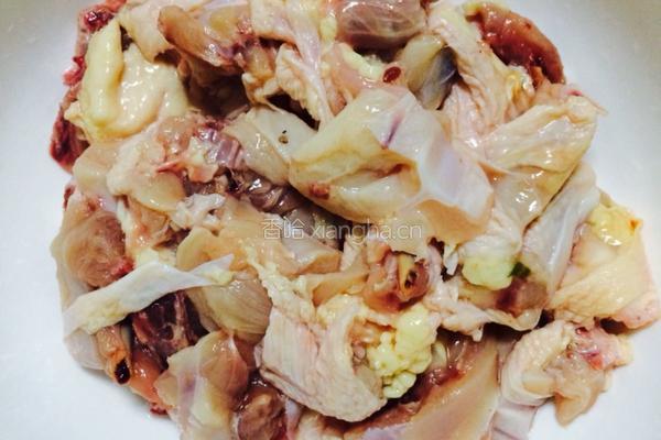 蒜茸豆鼓蒸滑鸡的做法图解1